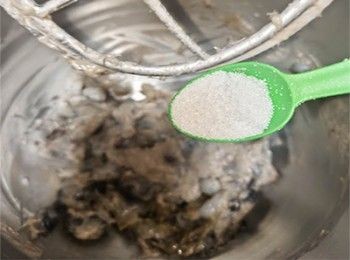 step13: [蝦餃餡] 加入雞粉、糖、麻油輕輕打至雞粉及糖溶化