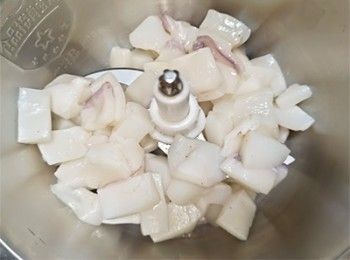 step5: 放入碎肉機內加入鹽及冰水