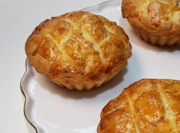 step1: 批皮：
牛油加入糖霜，鹽拌勻
低筋粉加入奶粉拌勻
粉類分次加入牛油中拌勻
蛋液酌量加入拌勻
曲奇皮形成放雪櫃冰30分鐘取用
