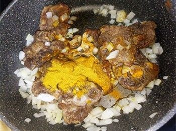 step11: 加入牛尾、<span class="group_3">咖哩汁</span>材料炒香