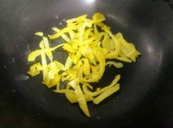 step7: 白鑊加入甜酸菜，加入1/2茶匙砂糖，炒至乾身，盛起備用。
