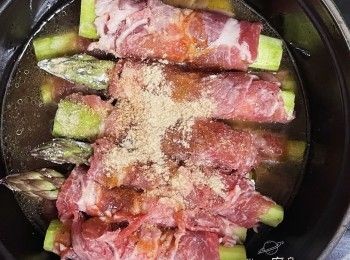 step5: 倒入日式燒汁 2湯匙，適量糖；鹽；素蠔油；注入適量凍滾水（大慨覆蓋豚肉卷一半位置）。上蓋，中大火8-10分鐘至滾起，轉細火煮15分鐘。按個人味蕾喜歡 ，終極試味 ～完成～
.