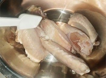 step3: <a href="https://bit.ly/3zHU5V3" target="_blank" data-keyword="雞翼" class="guide-link"><strong>雞翼</strong></a> <span style="display:inline-block;vertical-align:middle;margin-top:-3px;color:initial;border-radius:3px;padding:2px 3px;font-size:12px;line-height:14px;background:#87d300;color:#fff;">即買</span> 加少許鹽醃30分鐘