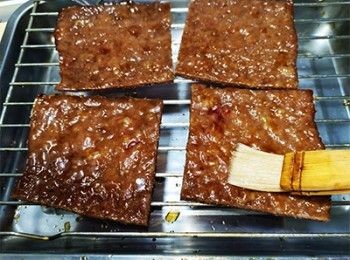 step12: 取出剪開，掃上糖漿。180℃焗5分鐘