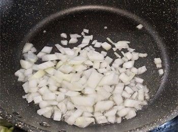 step10: 起油鑊爆香洋蔥