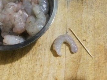 step1: 蝦仁去殼挑腸。