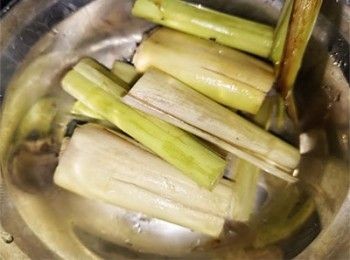 step2: 香茅拍碎切段