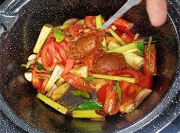 step8: 加入冬陰醬及茄膏炒香