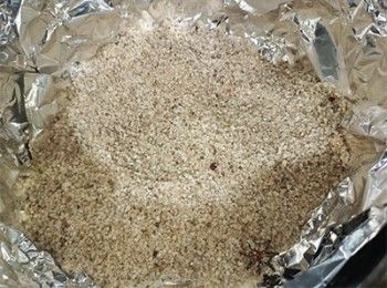 step11: 煲內加入1/3炒熱海鹽