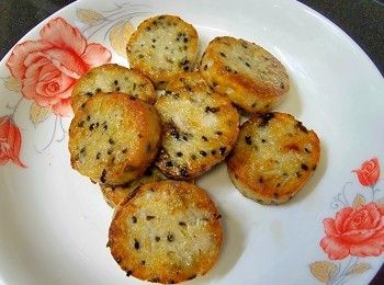 step5: 將雞肉卷煎至金黃色上碟 , 稍後回鑊 .