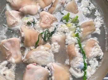 step1: 豬手制作前準備：
先將豬手清水略洗（備用）。將薑片及蒽1條放入一鍋清水，以中火煮至滾起，放入豬手至水滾起，取出豬手放入冰水過冷河，取出用廚房紙吸乾水份。.用叉子輕拮豬皮位置。