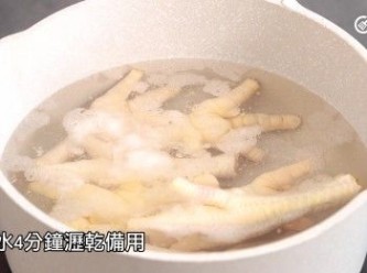 step11: 汆水4分鐘瀝乾備用
Blanch them in boiling water for 4 minutes, then drain and set aside.
