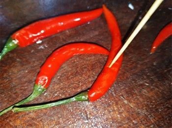 step3: 辣椒用簽戳孔(容易出味)