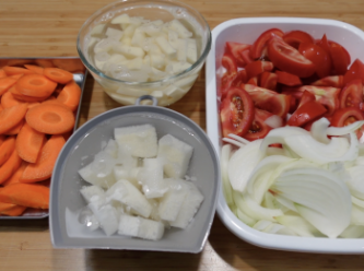 step1: 將所有材料洗乾淨，蕃茄走蕃茄蒂， 切片； 薯仔和鮮淮山，切小塊；洋蔥去皮，切條；甘筍刷洗乾淨，切塊