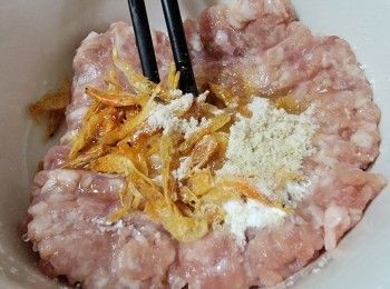 step5: 將櫻花蝦乾放入攪碎豬肉用雞粉 , 胡椒粉 , 1/2 茶匙糖 , 生粉 , 少許水攪拌至起膠 , 再放入雪櫃冷凍 1 小時 . ( 作用增加黏性同彈性 )