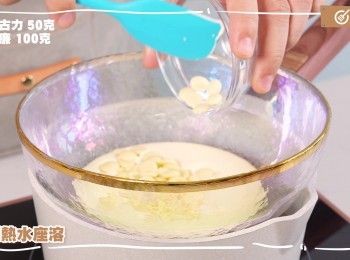 step1: 白朱古力及淡忌廉隔熱水座溶
Melt white chocolate and whipping cream over a double boiler.