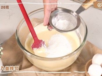 step9: 篩入粟粉拌勻
Sift in corn starch and mix well.