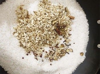 step10: 加入香料，大火炒至150℃