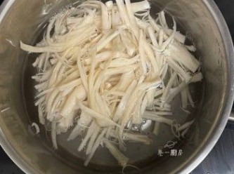 step2: 雞髀菇用叉子或手指撕開一條條，放入冷水鍋開火煮10分鐘。取出放入冰水（過冷河）。然後瀝乾水備用。