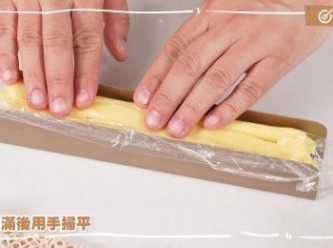 step14: 擠滿後用手掃平
Smooth the surface with your hand.