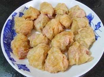 step7: 將麵筋閞一半釀入攪碎豬肉 , 開口位置盡量收入向下擺放 .