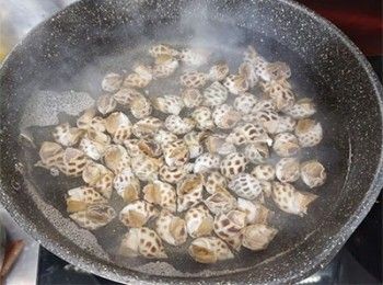 step1: 煲滾水放入花螺灼2分鐘