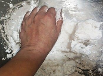 step6: <span class="group_1">蝦餃皮</span> 把生粉揉入熟麵糰內