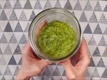 step5: 將混好的醬放入玻璃瓶，若不是即刻食用，可在醬面上貼著舖上一層保鮮膜，或倒一層的橄欖油在上面隔絕空氣的接觸減少氧化。