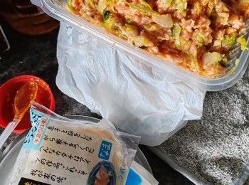 step3: 開餃子皮包時記住在面上鋪一張浸濕的廚紙保指麵皮的濕潤