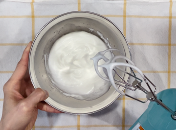 step2: 蛋白加少許糖（可按喜好加入泡打粉）至打起勾