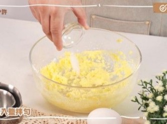 step6: 加入鹽拌勻
Add the salt and mix well.