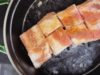 step2: 把醃好的五花腩切塊。用叉子輕拮豬皮位置。熱鍋，倒入適量油，將豬皮位置先放入油鍋略煎。