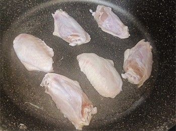 step4: 起油鑊煎香<a href="https://bit.ly/3zHU5V3" target="_blank" data-keyword="雞翼" class="guide-link"><strong>雞翼</strong></a> <span style="display:inline-block;vertical-align:middle;margin-top:-3px;color:initial;border-radius:3px;padding:2px 3px;font-size:12px;line-height:14px;background:#87d300;color:#fff;">即買</span> 