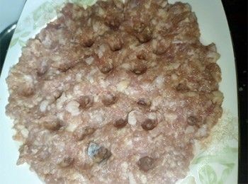 step2: 鋪在碟上，用手指插幾個孔，讓肉餅受熱均勻