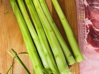 step2: 蘆筍：輕輕刨去表面一層依，先凈，每條切半。