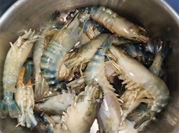 step4: 大頭蝦洗淨抹乾剪去鬚及腳
