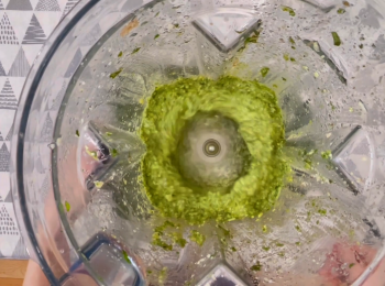 step4: 再加入巴馬臣芝士、橄欖油、鹽和黑胡椒攪拌。