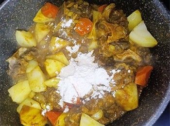 step12: 加入薯仔、甘筍及麵粉拌勻