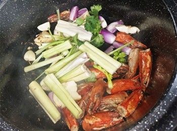 step6: 加入<span class="group_2">香料</span>炒香