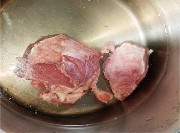 step1: 凍水加入瘦用汆水備用
