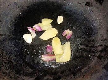 step4: 起油鑊爆香薑片及乾蔥