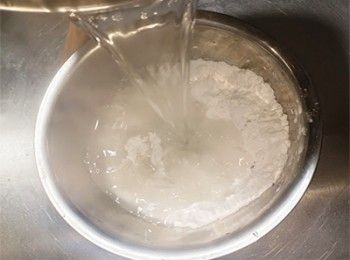 step3: <span class="group_1">蝦餃皮</span> 撞入澄麵入快速伴勻