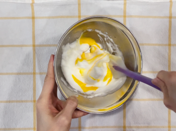 step4: 加入蛋白中輕輕拌勻