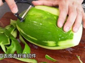 step7: 木瓜去皮
Peel the papaya.
