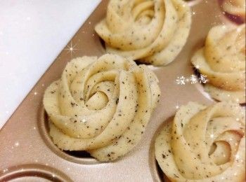 step5: 用篩逐少加入低筋麵粉、高筋麵粉和粟粉（分3次，加到第3次時可用手將粉團搓勻至光滑） 2. 粉團加入唧袋，於不黏烤盤上唧出花紋