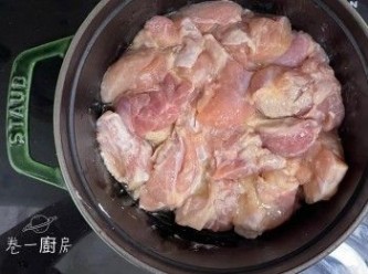 step2: 熱鍋，倒入適量油，以中火先把薑蓉 和蒜頭 炒香，放入雞件，勻炒。