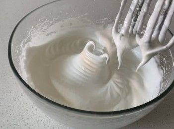 step1: 蛋白霜 打发到湿性发泡