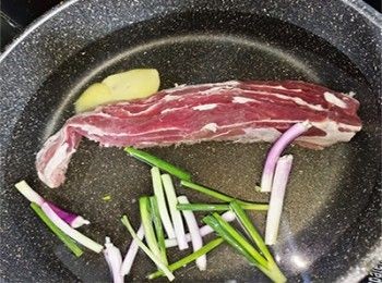 step1: 凍水加入牛展、薑、蔥