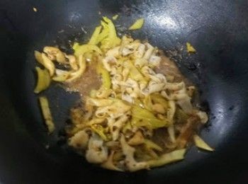 step9: 加入酸菜及鵝腸，炒熟。