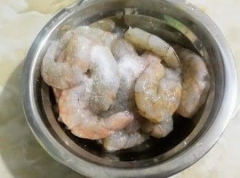 step2: 用一茶匙鹽抓洗，用水清洗乾淨。